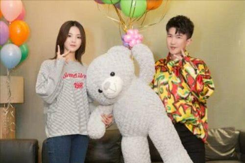 娛樂圈的日常吃瓜,揭秘明星們的日?！俺怨稀鄙?></a></li>
              </ul>
            </div>
                                    <div   id=