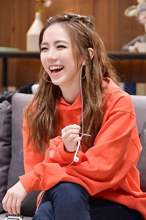 娛樂吃瓜小妹鄧紫棋,娛樂界的吃瓜小妹，揭秘娛樂圈背后的故事